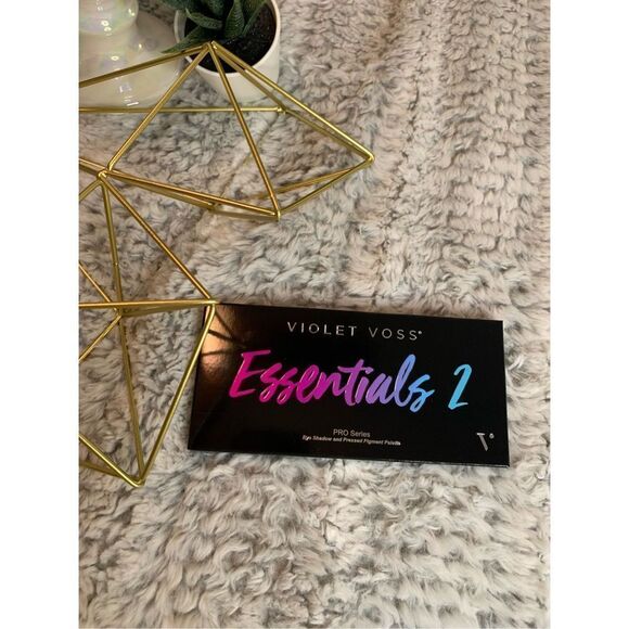 Violet Voss Essentials 2 - Picture 1 of 2